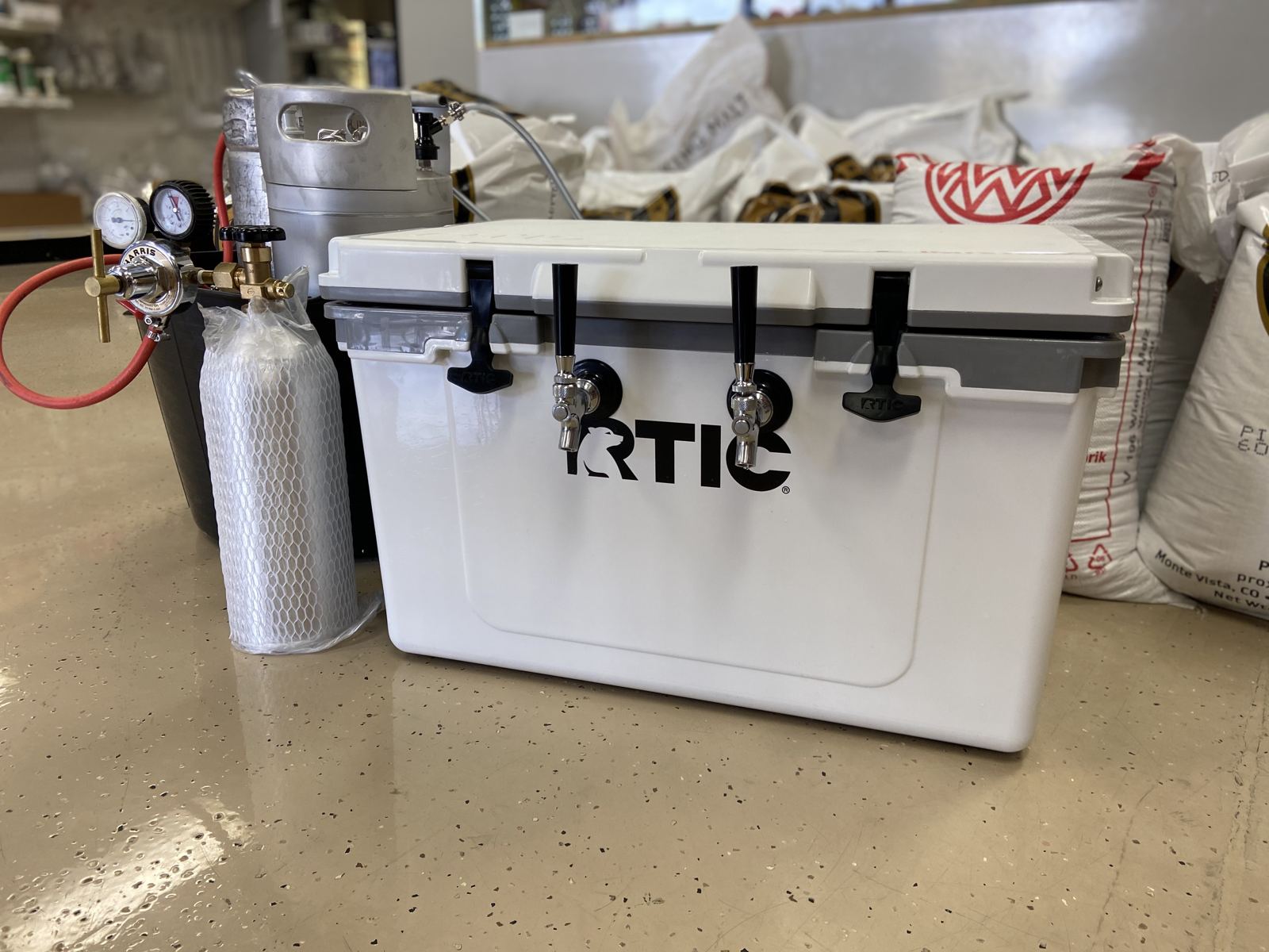 Two-tap jockey box cooler with CO2 tank